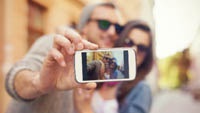 Совместные «селфи» признали самыми раздражающими снимками в соцсетях