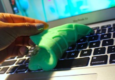 Как сделать «лизуна» для чистки клавиатуры и другой электроники