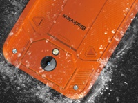 Blackview BV5000 прошёл испытание краской, водой, холодом и молотком