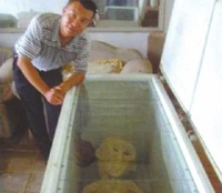 Китаец взбудоражил сеть своей фотосессией с пришельцем