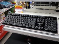 Клавиатура, стилизованная под старинную пишущую машинку, выпускается массово