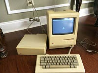 Один из первых сотрудников Apple запустил Mac 512K, который 30 лет хранился у него в подвале