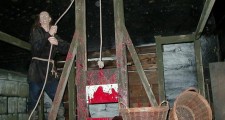 Очки виртуальной реальности переносят пользователя на гильотину