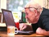 Старики... режутся в компьютерные игры
