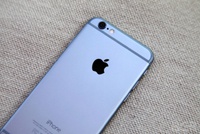 Пользователи iPhone 6 жалуются: джинсы красят пластиковые вставки смартфона