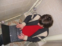 Каждый десятый пользователь Twitter пишет из туалета