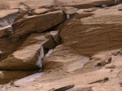 Марсоход Curiosity сфотографировал "вход в марсианское подземелье" – фото