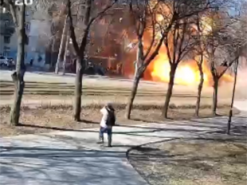 В сети показали момент падения сбитой российской ракеты на Киев