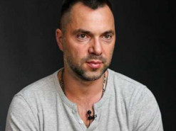 Дзвінок "від імені СБУ", – Арестович пожартував, що це він та Подоляк "накрили" Facebook