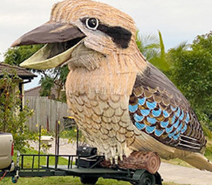 Видеохит: Австралиец развлекает людей на карантине 750-килограммовой смеющейся птицей