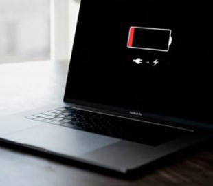 П'ять помилок використання ноутбука, які "вбивають" батарею: цього робити не варто