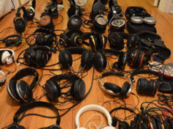 Создан гаджет, превращающий любые наушники в “умные”