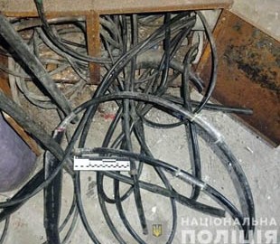 В Киеве на горячем поймали вора телефонного кабеля