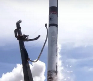 Не только SpaceX. Electron впервые вернули после запуска в космос: как это было