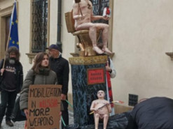 Лідерів ЄС перед самітом у Празі зустрічала статуя голого Путіна на золотому унітазі