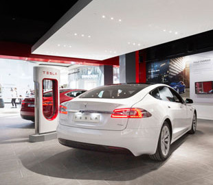 Компанія Tesla в США успішно веде боротьбу за прямі продажі без дилерів