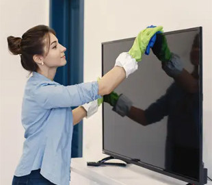 Чим протерти екран телевізора: безпечні варіанти, які його не пошкодять