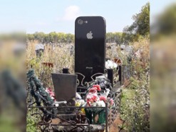 В России умершей девушке установили огромный iPhone вместо памятника