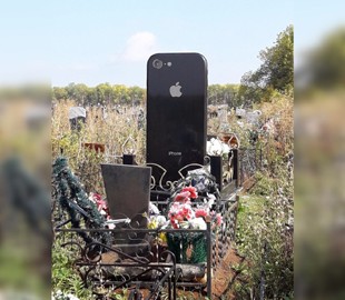 В России умершей девушке установили огромный iPhone вместо памятника