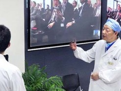 Хирург впервые провел операцию на мозге по телефону