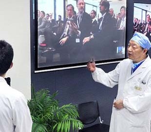 Хирург впервые провел операцию на мозге по телефону