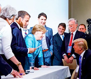 Фотография разговора Меркель и Трампа на G7 стала мемом в сети