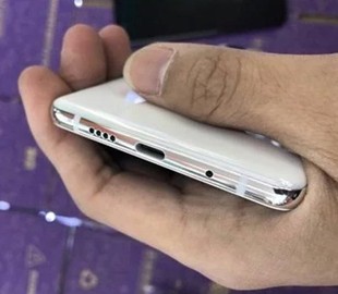 Прототип Xiaomi Mi8 в белом цвете на видео