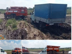 На Запоріжжі розмило "дорогу життя", рятувальники витягували авто