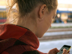 Старая схема на новый лад: мошенники выманили последние деньги у матери военнослужащего