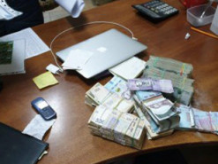 Киберполиция разоблачила мужчину в незаконных операциях с электронными деньгами