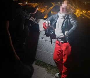 Вночі у центрі Києва муніципальна охорона заскочила жінку з фотографіями блокпостів урядового кварталу