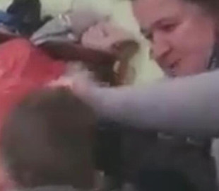 Таскала за волосы и трясла: в школе Закарпатской области учительница издевалась над учеником