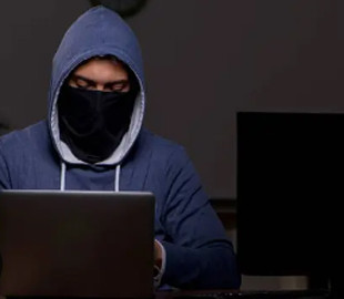 Шахраї ошукали чоловіка під час купівлі зарядної станції в інтернеті