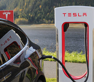 Акции Tesla подскочили на 9% после сообщения о рекордных поставках