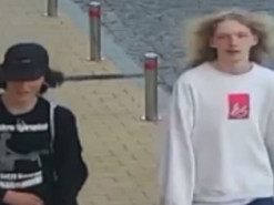 У мережі шукають двох підлітків, які нібито розмалювали декілька будівель на Подолі