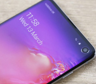 Samsung оставит отверстие для камеры в экране Galaxy S11