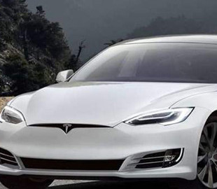 Все вопросы к Илону Маску: недалеко от Харькова полиция остановила Tesla на автопилоте