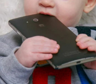 Эксперты рассказали об опасности смартфонов для детей