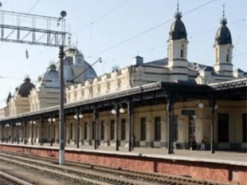 Касирка Укрзалізниці поширювала інформацію про переміщення техніки ЗСУ