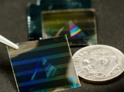 «Википедию» отпечатают на миниатюрных пластинах и отправят на Луну