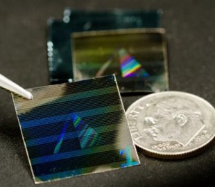 «Википедию» отпечатают на миниатюрных пластинах и отправят на Луну