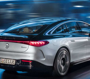 Электрический седан Mercedes-Benz EQS начали выпускать на сверхтехнологичной «Фабрике 56»