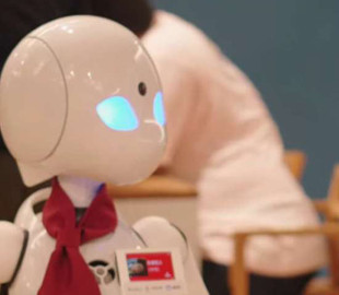 У ресторані в Токіо інваліди керують роботами-офіціантами