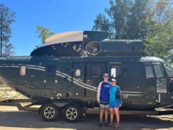 Старий вертоліт перетворили на оригінальний будинок на колесах