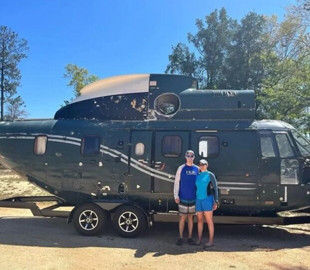 Старий вертоліт перетворили на оригінальний будинок на колесах