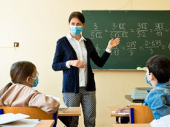 Київські школярі повертаються за парти, але можливе змішане навчання