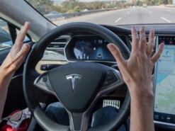 Новые подробности недавней аварии Tesla Model S: автопилот работал, водитель смотрел на смартфон