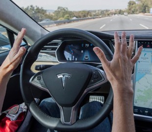 Новые подробности недавней аварии Tesla Model S: автопилот работал, водитель смотрел на смартфон