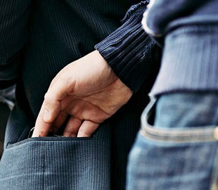 Воровали телефоны в общественном транспорте и магазинах: в Одессе поймали карманников