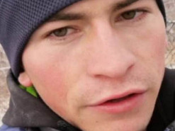 Курьез: Россиянин ежедневно взбирается на березу, чтобы учиться на дистанционке